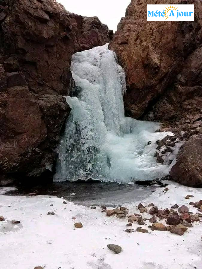 La Cascade de Tafnout Gelée : L'Impact de la Vague Polaire sur le Mont Toubkal